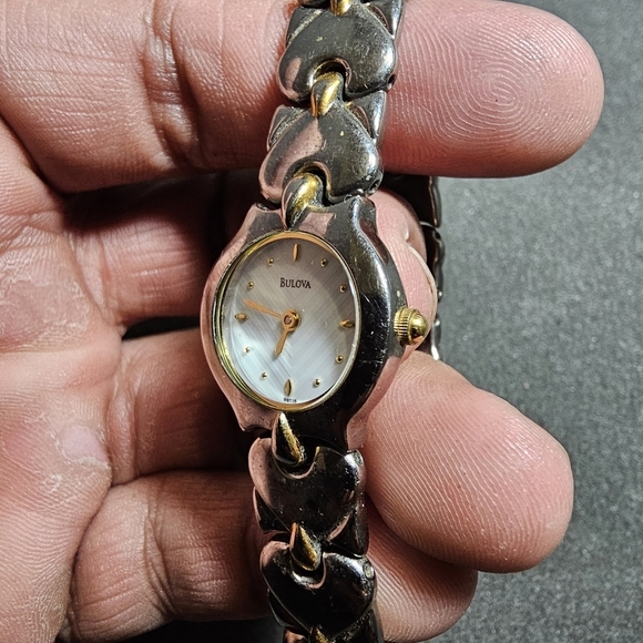 Bulova Ladies Quartz Round Fashion Watch Silver Gold Tone White Dial Working A0 - Picture 4 of 10